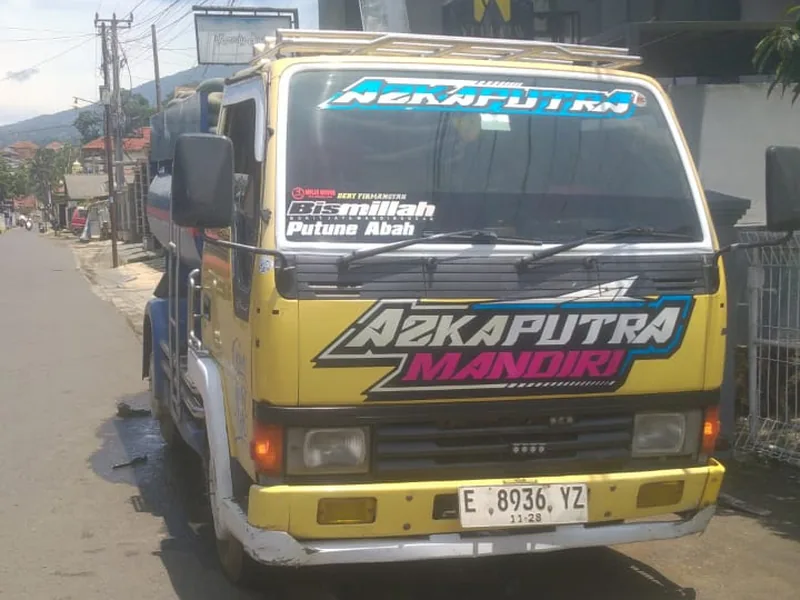 Armada Azka Putra Mandiri Sedot WC