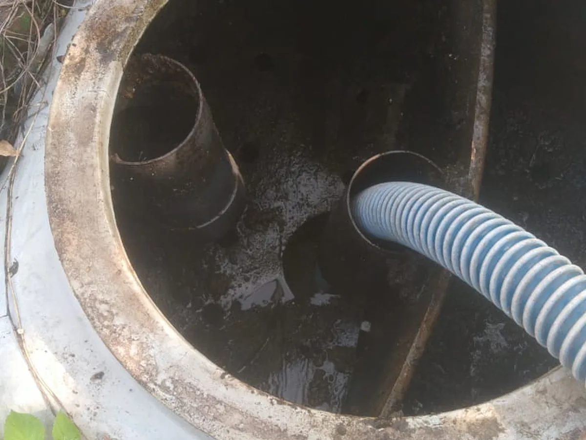 Proses penyedotan septic tank menggunakan selang vakum